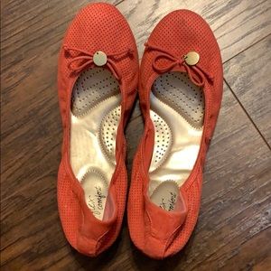 Never worn...Size 12 Dexflex comfort ballet flat.